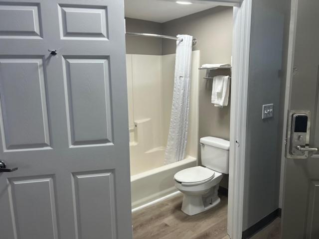 Baymont By Wyndham Lakeland Exterior photo